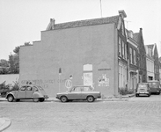 881253 Gezicht op de zijgevel van het huis Lange Lauwerstraat 32 te Utrecht, vanaf de Van Asch van Wijckstraat.